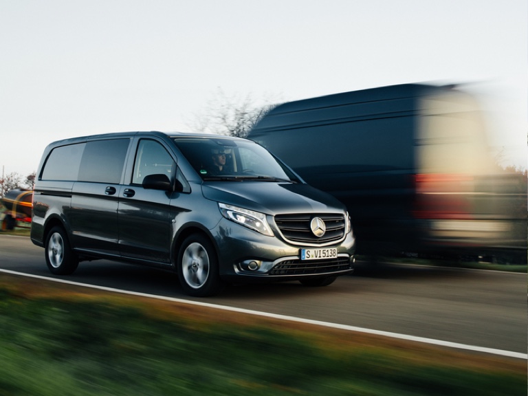 Extras Digitales para furgonetas Mercedes-Benz | Empresa | Mercedes me Dos furgonetas Mercedes-Benz que se cruzan una a otra por una carretera convencional.