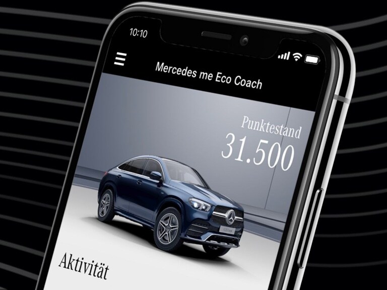 Un smartphone con la aplicación Mercedes-Benz Eco Coach abierta mostrando los puntos obtenidos por una conducción especialmente ecológica.