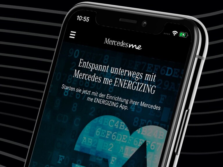 Un smartphone con la aplicación Mercedes-Benz ENERGIZING abierta mostrando los primeros pasos para su configuración.