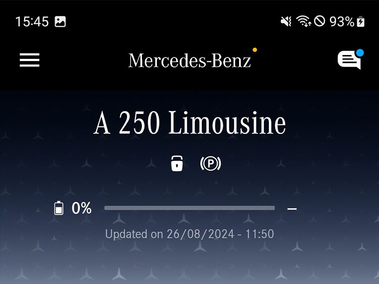 En un smartphone se muestran las funciones disponibles de los extras digitales para los temas Navegación, Acceso remoto y GUARD 360˚ en el menú de la Mercedes me App.