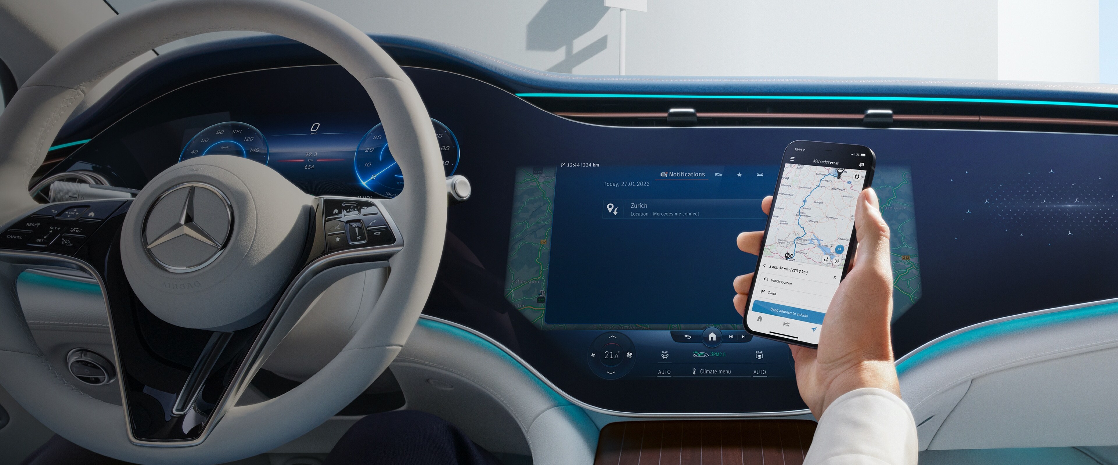 Un hombre abriendo la Mercedes-Benz App en su smartphone.