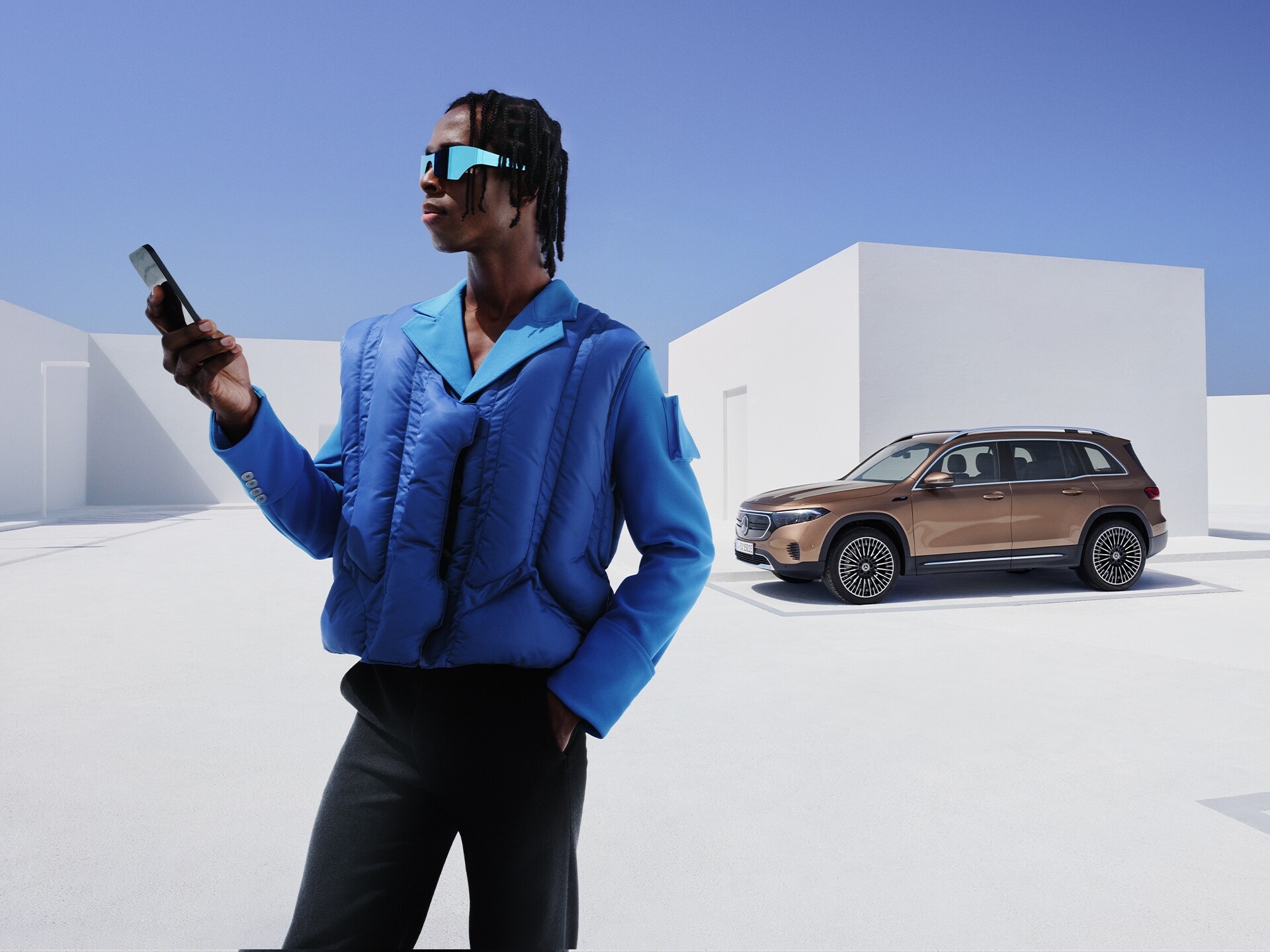 El menú de la Mercedes-Benz App muestra las funciones disponibles de los extras digitales para los temas Navegación, Función remota y GUARD 360˚ en un smartphone.