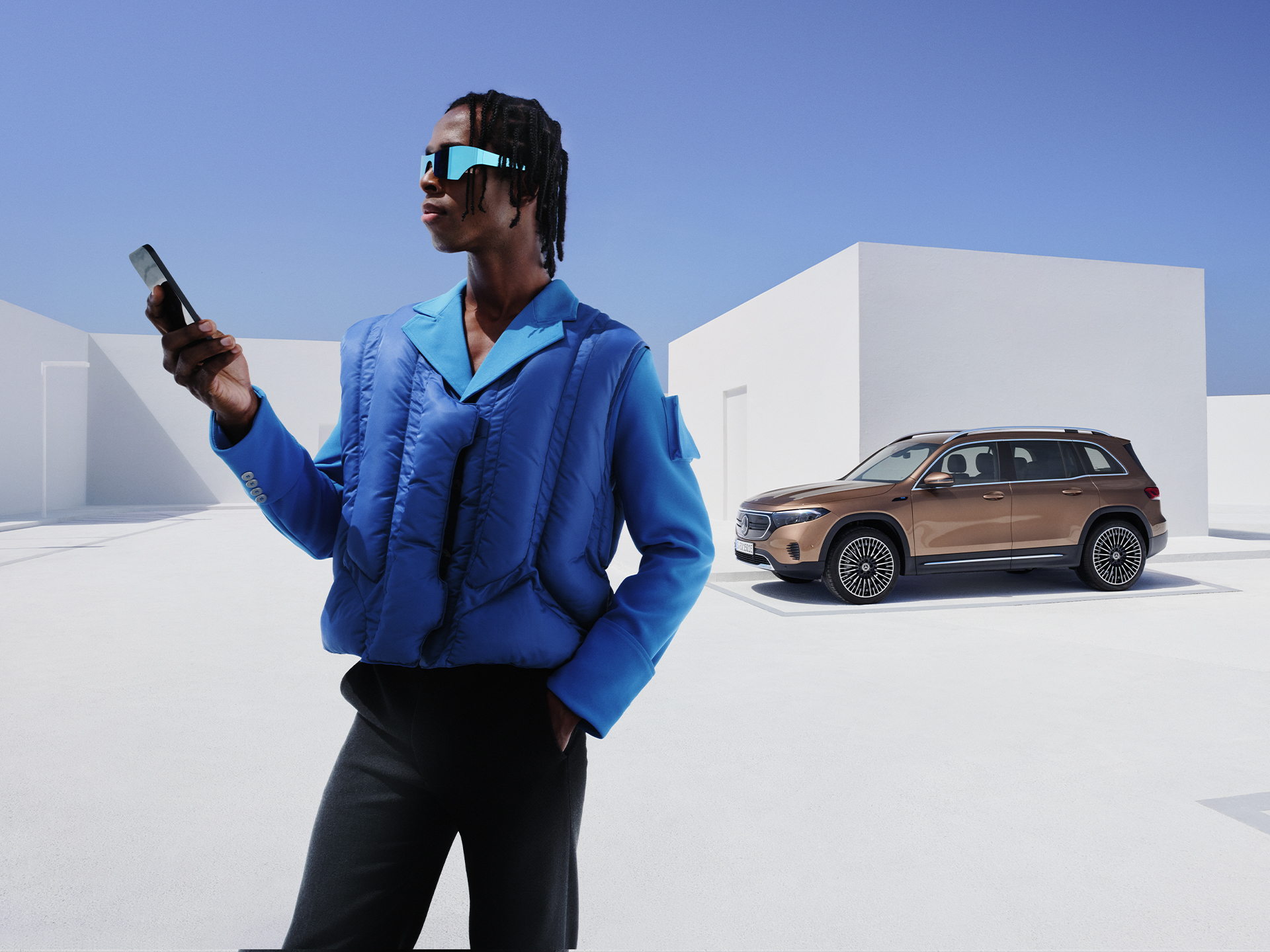 Mercedes-Benz App | Aplicaciones | Mercedes-Benz El menú de la Mercedes-Benz App muestra las funciones disponibles de los extras digitales para los temas Navegación, Función remota y GUARD 360˚ en un smartphone.