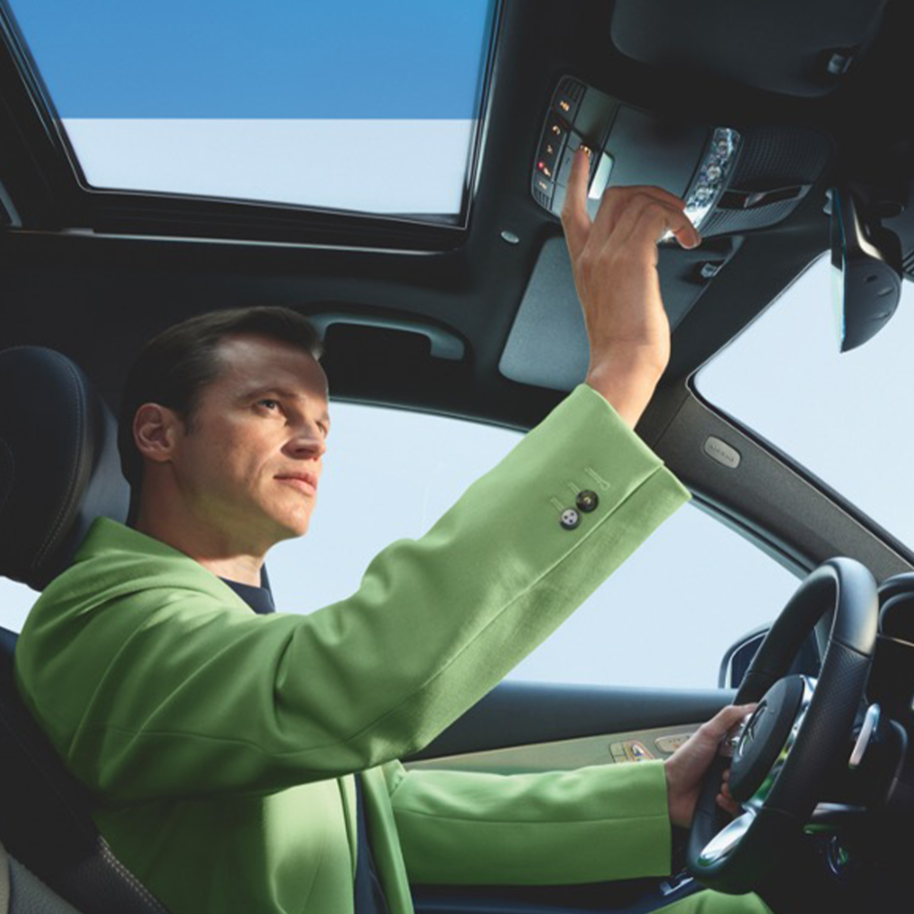 Sistema llamada de Emergencia de Mercedes-Benz | Equipamiento de serie | Mercedes-Benz El Sistema llamada de Emergencia de Mercedes-Benz como parte del equipamiento de serie de los extras digitales de Mercedes-Benz.