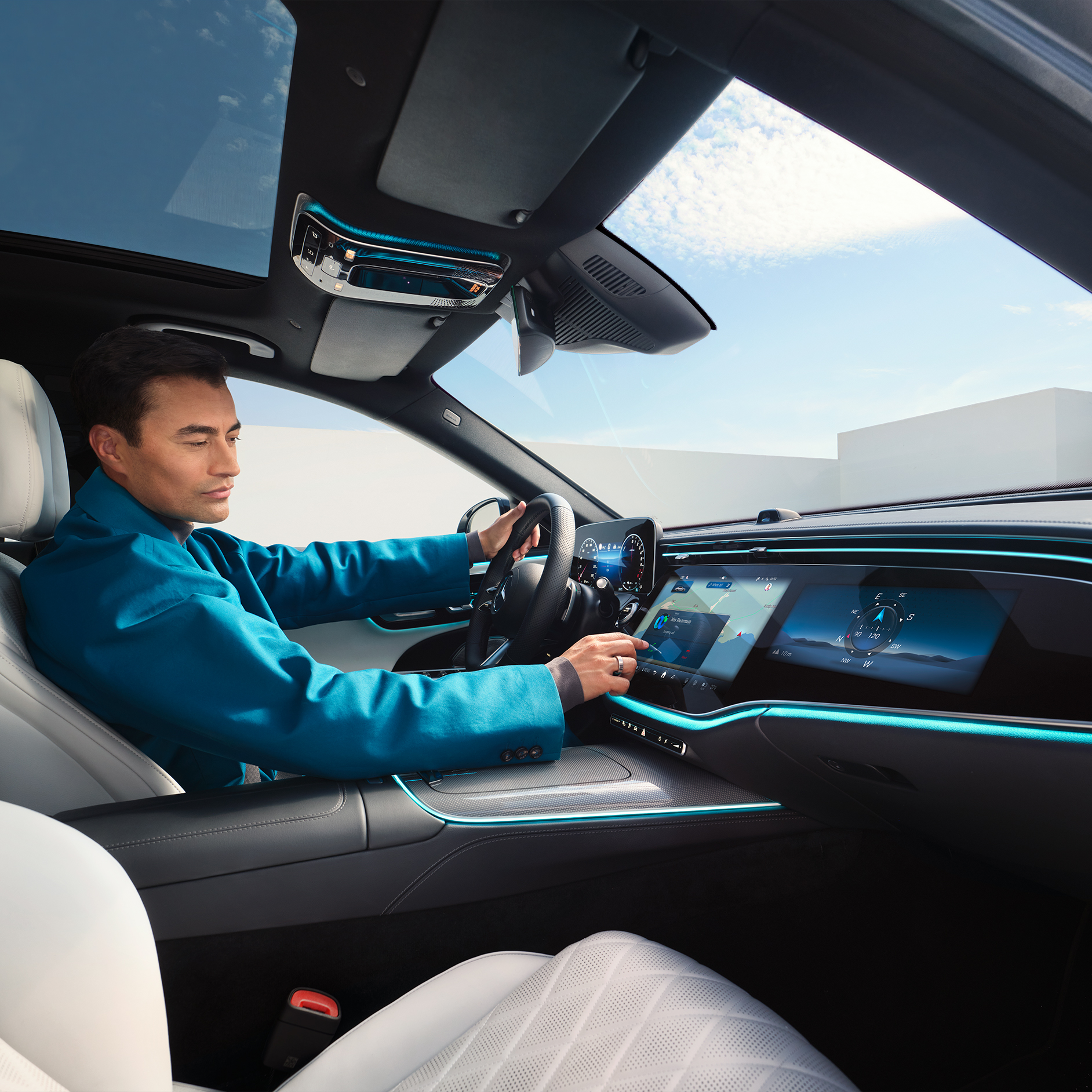 Visualización y búsqueda de destinos especiales | Equipamiento de serie | Mercedes-Benz La Visualización y búsqueda de destinos especiales como parte del equipamiento de serie de los extras digitales de Mercedes-Benz.