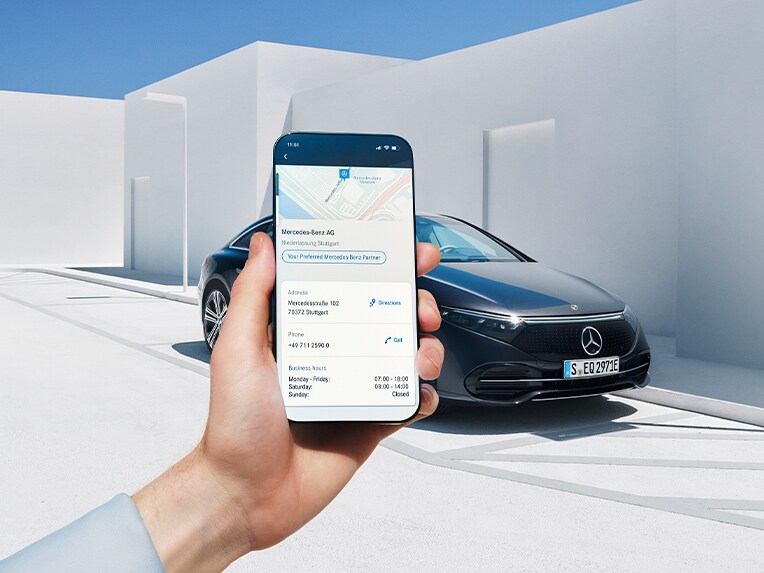 Alguien sostiene un smartphone conectado a un Mercedes-Benz mediante Extras Digitales.