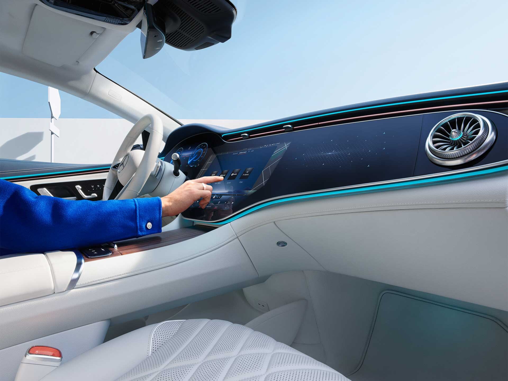 Un usuario selecciona extras digitales en la pantalla del sistema multimedia MBUX de un Mercedes-Benz.