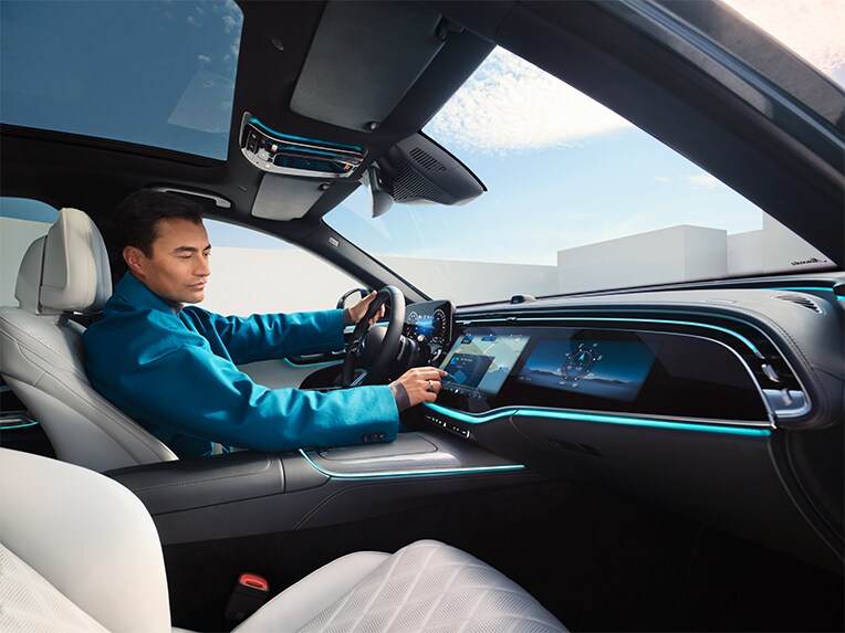 Visualización y búsqueda de destinos especiales como uno de los diversos extras digitales de Mercedes-Benz.