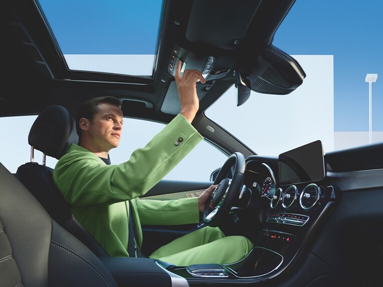 El Sistema llamada de Emergencia de Mercedes-Benz como uno de los diversos extras digitales de Mercedes-Benz.