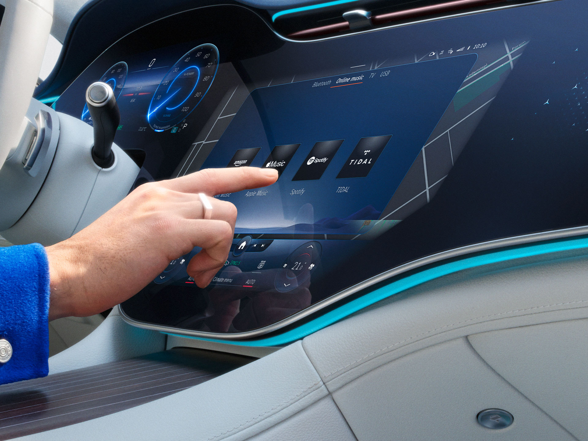 Más extras digitales | Multimedia y entretenimiento | Mercedes-Benz Un usuario selecciona extras digitales en la pantalla del sistema multimedia MBUX de un Mercedes-Benz.