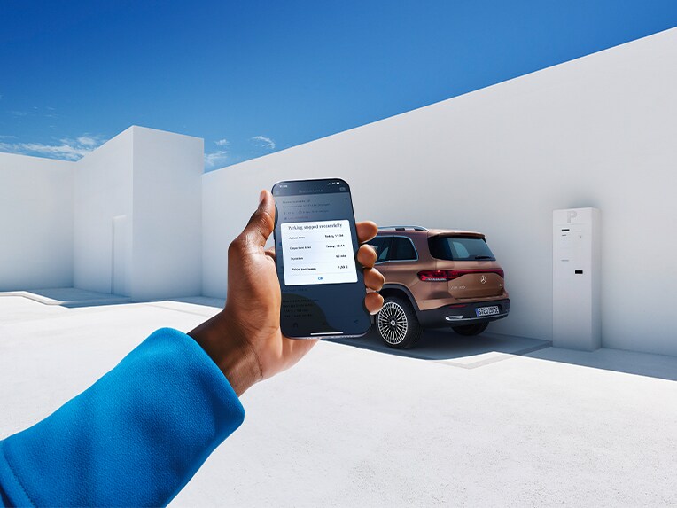 Se ha reservado hora en un taller autorizado Mercedes-Benz con un smartphone a través de la Mercedes-Benz Service App.