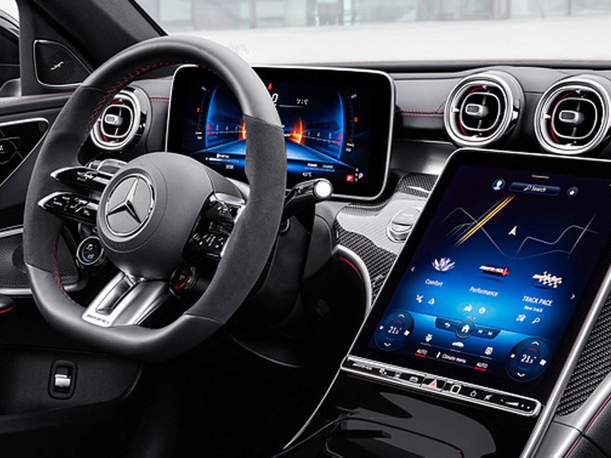 Un cliente realiza un recorrido de prueba con un Mercedes-Benz