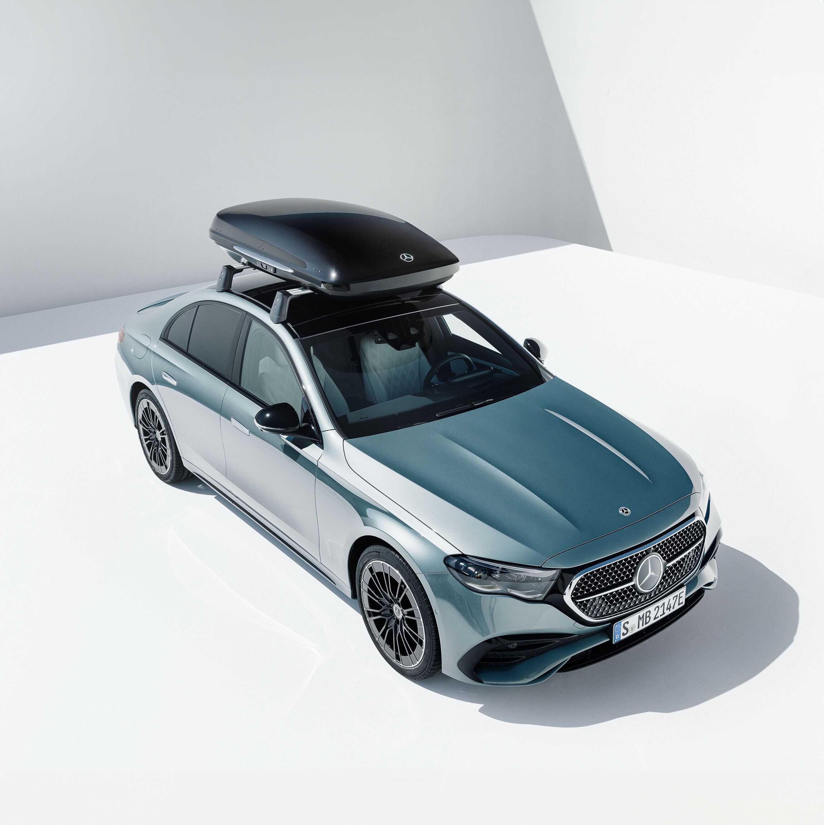 Un Mercedes-Benz plateado con portaequipajes.