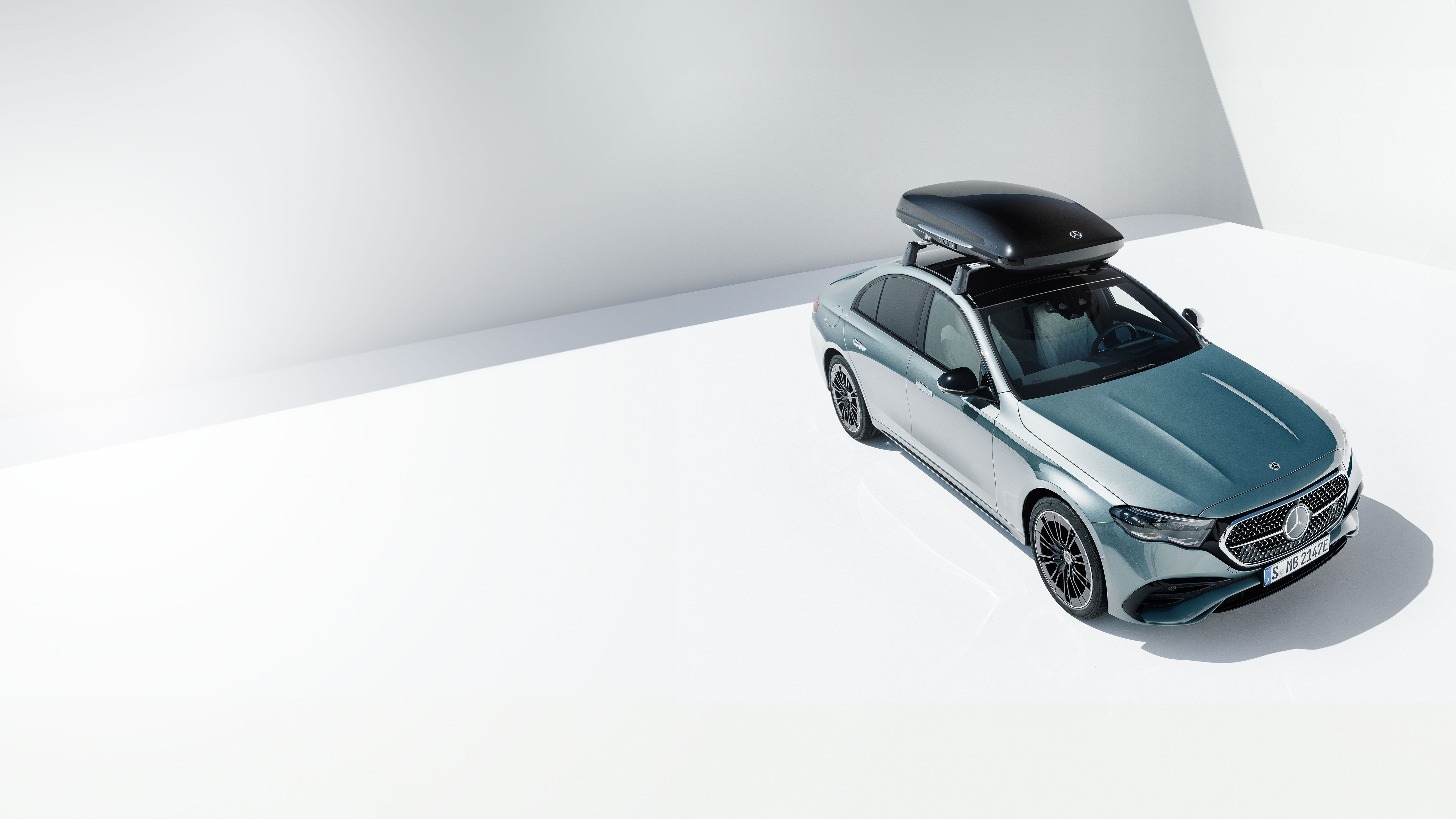 Accesorios técnicos de Mercedes-Benz. Un Mercedes-Benz plateado con portaequipajes.