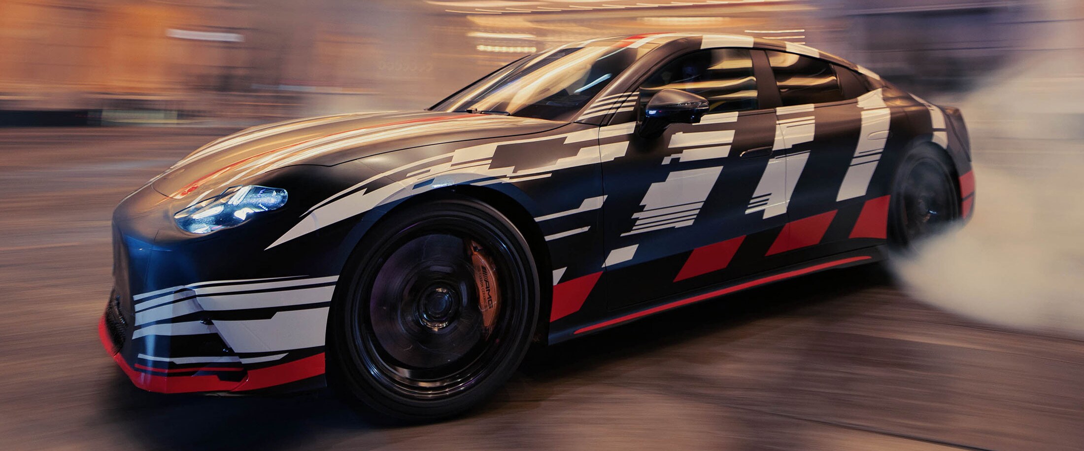 visual lateral del concept de Mercedes-AMG GT 4 Door coupé en negro con rayas blancas y rojas