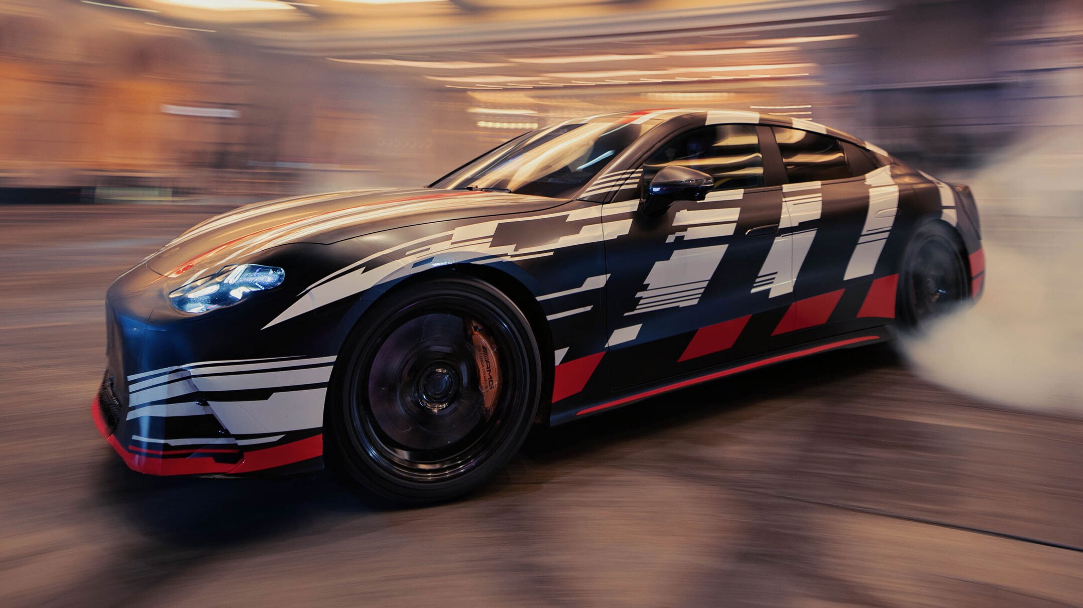 visual lateral del concept de Mercedes-AMG GT 4 Door coupé en negro con rayas blancas y rojas