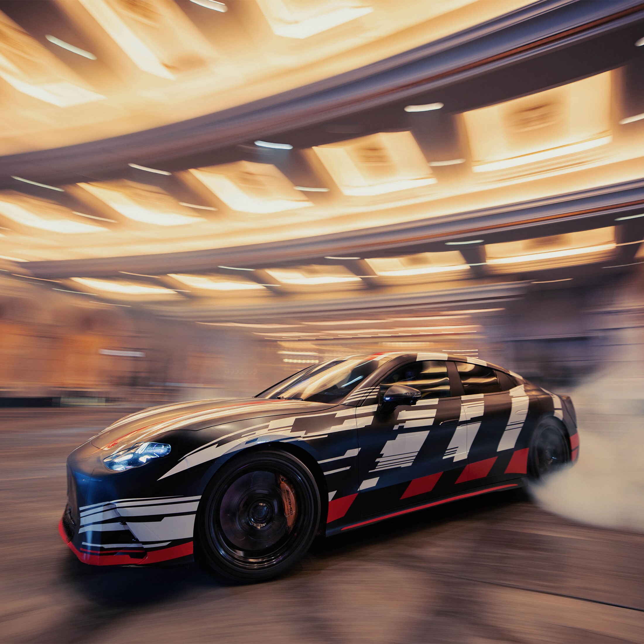 visual lateral del concept de Mercedes-AMG GT 4 Door coupé en negro con rayas blancas y rojas