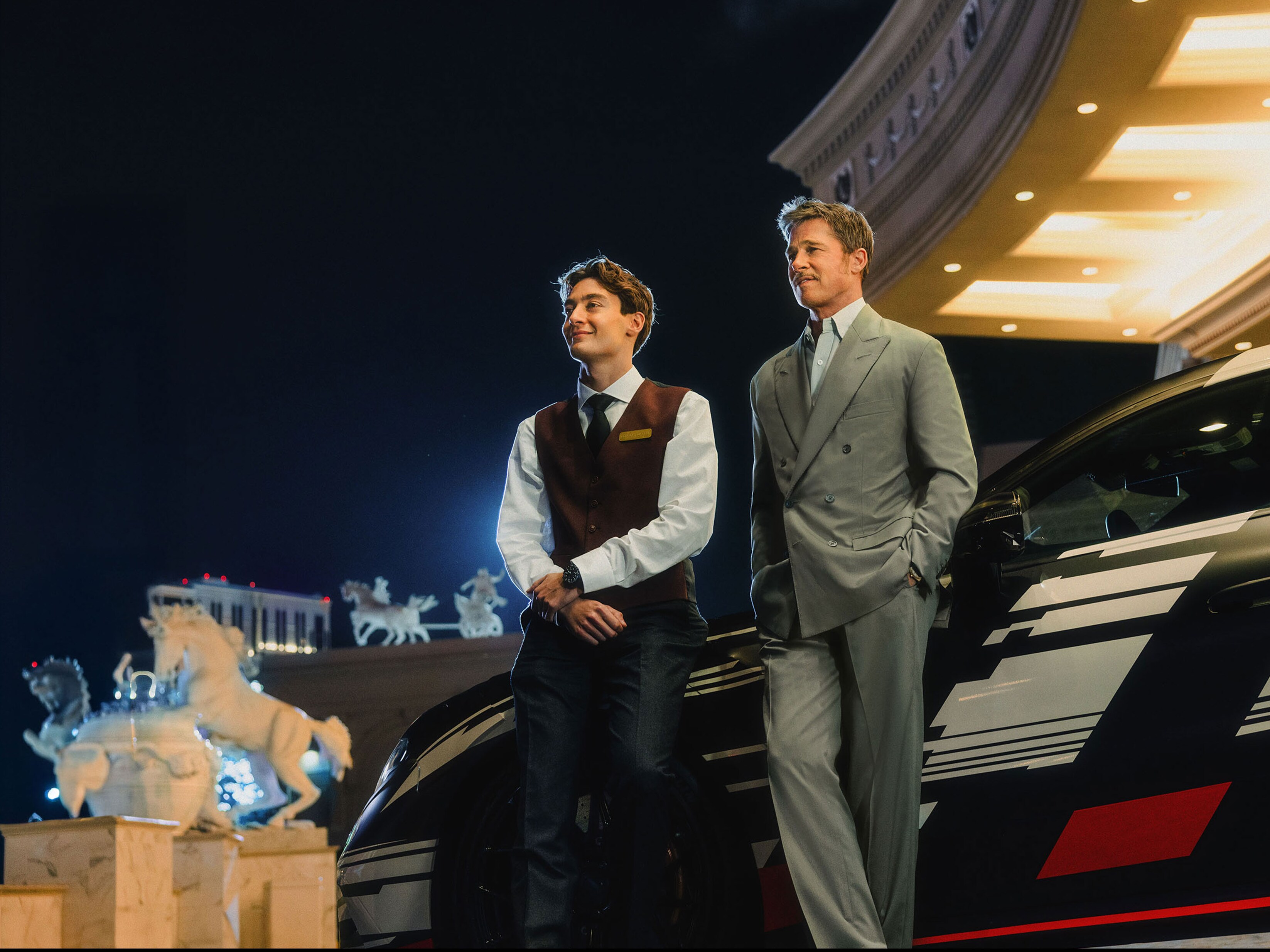 visual de Brad Pitt junto a un trabajador de las Vegas apoyados en un coche