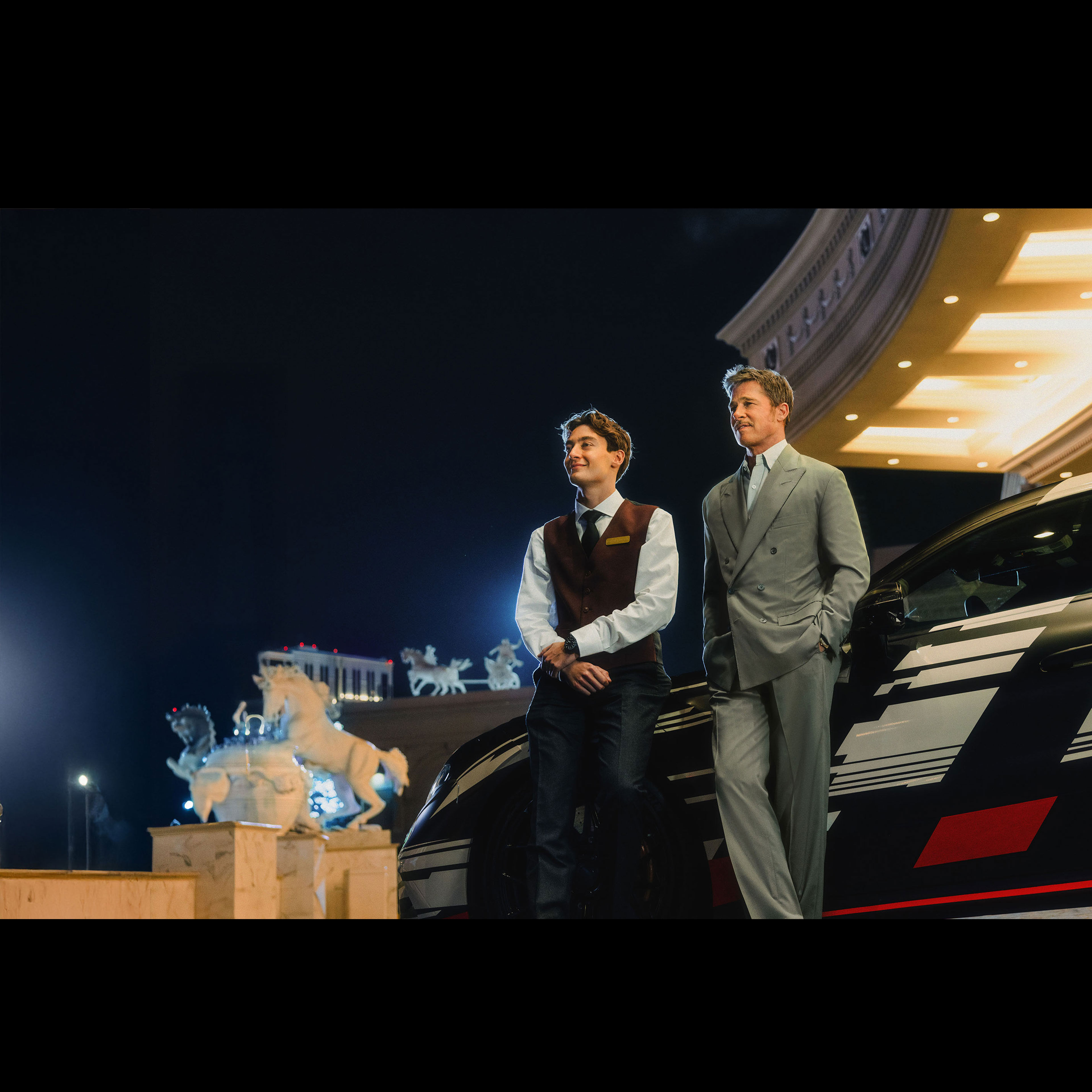 AMG E.A | Mercedes-AMG visual de Brad Pitt junto a un trabajador de las Vegas apoyados en un coche