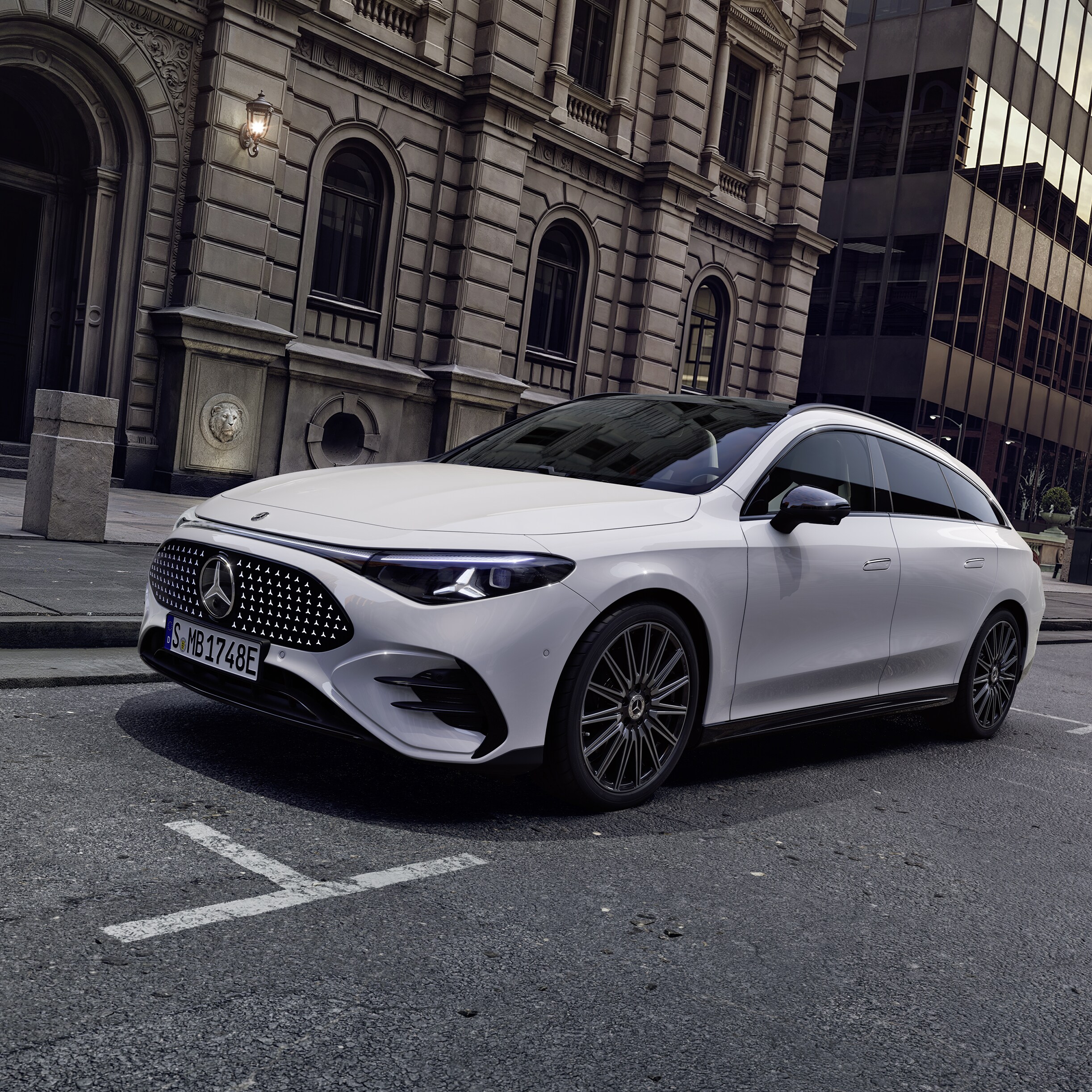 Visual lateral del CLA Shooting Brake eléctrico de Mercedes-Benz en color blanco aparcado fuera de un edificio