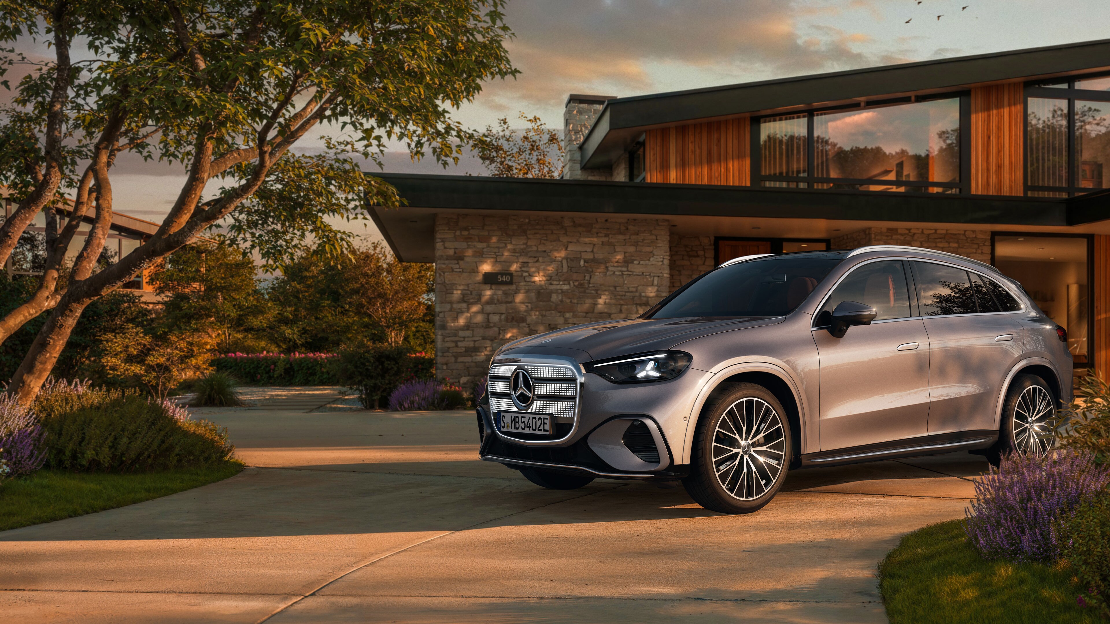 Visual lateral del GLC eléctrico en color gris frente a una casa