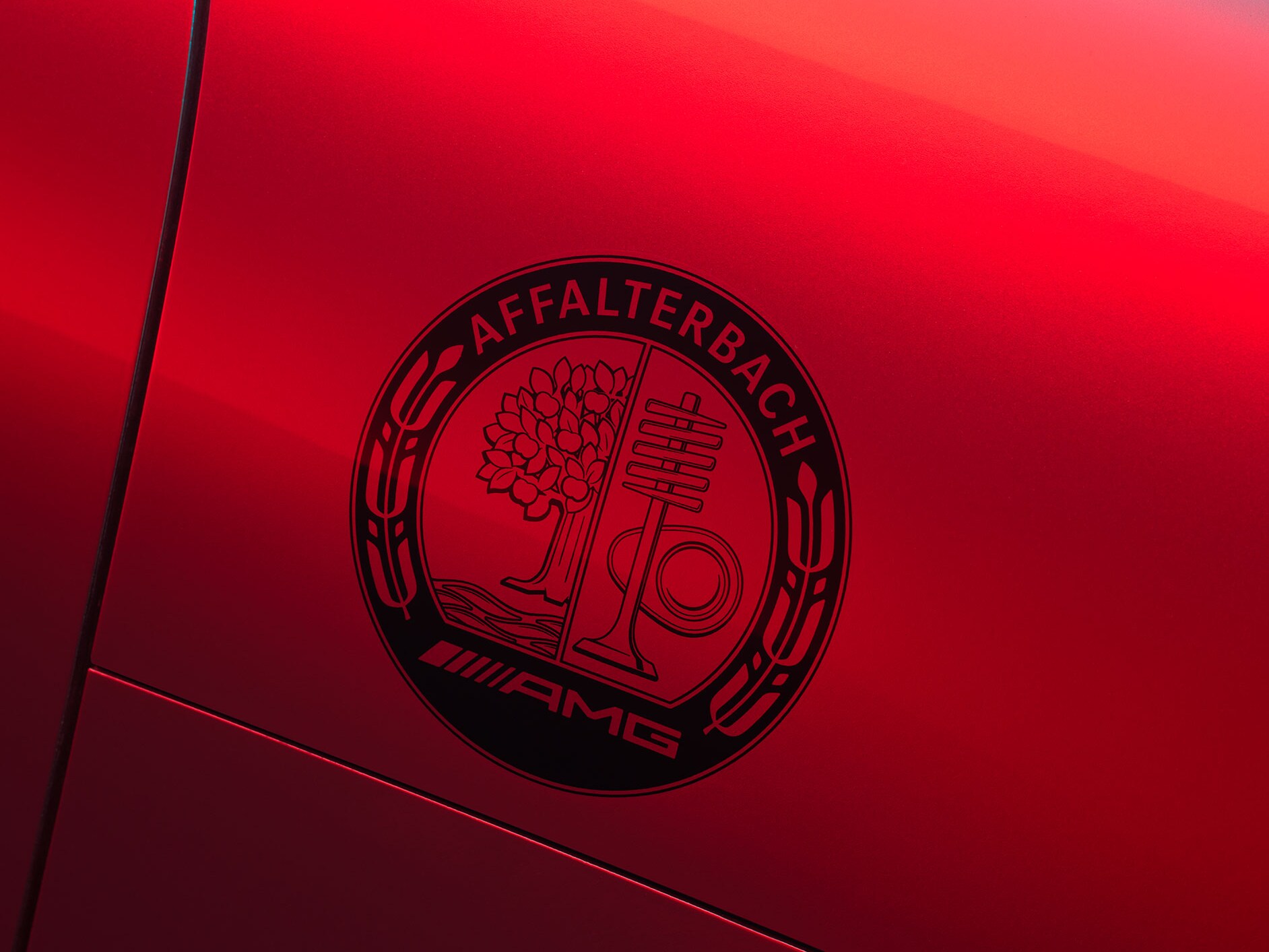 El emblema AMG sobre un modelo Mercedes-AMG.
