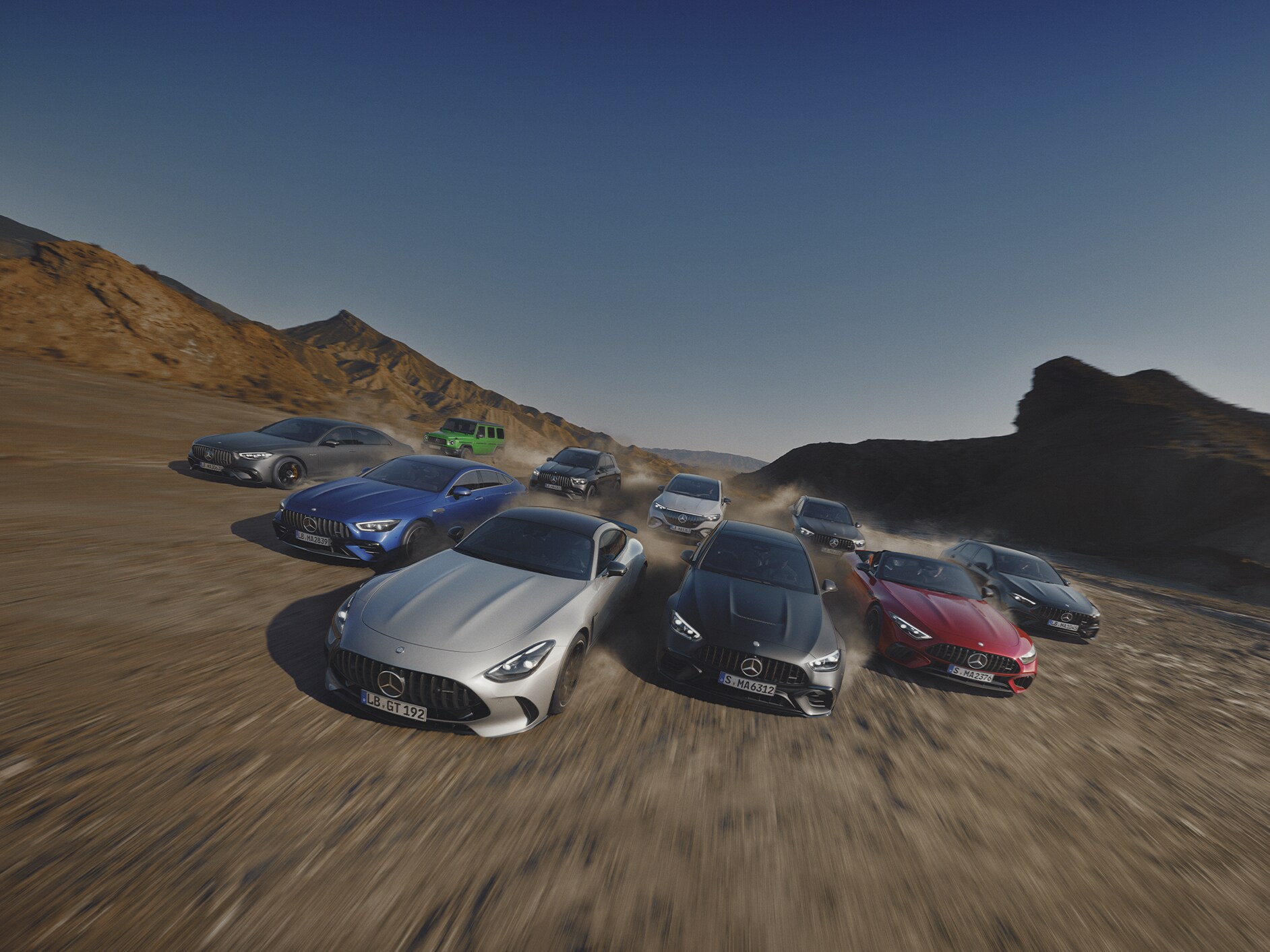 Vista frontal de varios vehículos Mercedes-AMG.