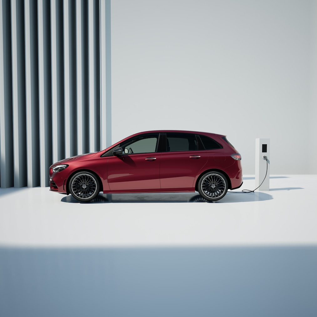 Un Clase B híbrido enchufable de Mercedes-Benz recargando su batería en una estación de carga pública.