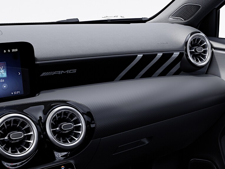 Los elementos de adorno en el habitáculo del Clase A Hatchback de Mercedes-AMG.