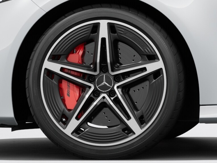 El exterior del Mercedes-AMG Clase A Hatchback con pinzas de freno pintadas de rojo.