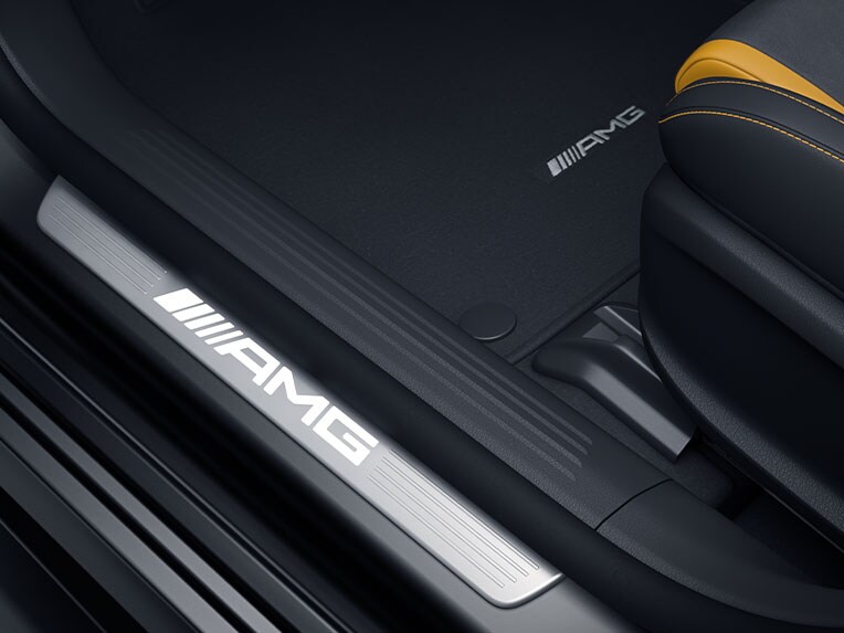 Los listones de umbral AMG iluminados con distintivo «AMG» y cubierta intercambiable del Clase A Hatchback de Mercedes-AMG.