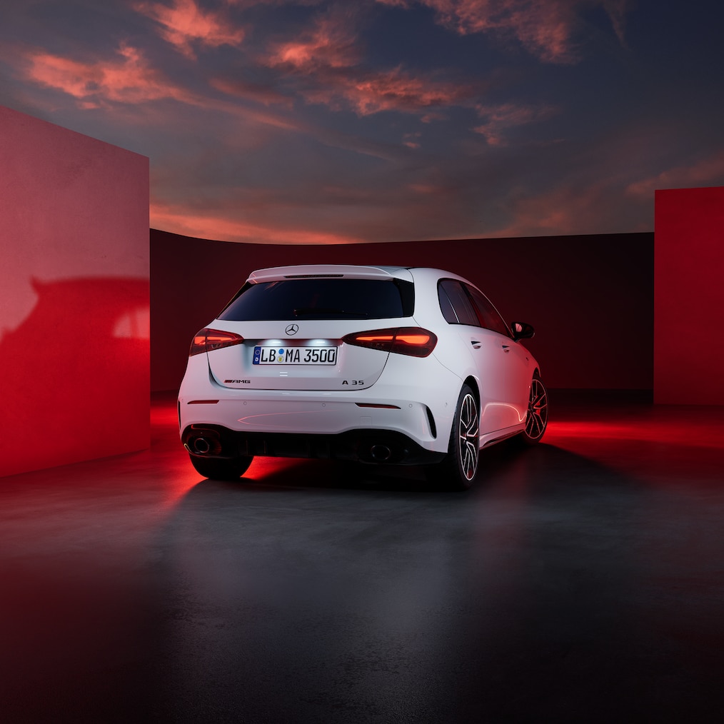 Vista frontal / trasera lateral de un Mercedes-AMG A 35 4MATIC.