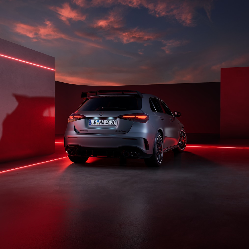 Vista frontal / trasera lateral de un Mercedes-AMG A 45 S 4MATIC+.