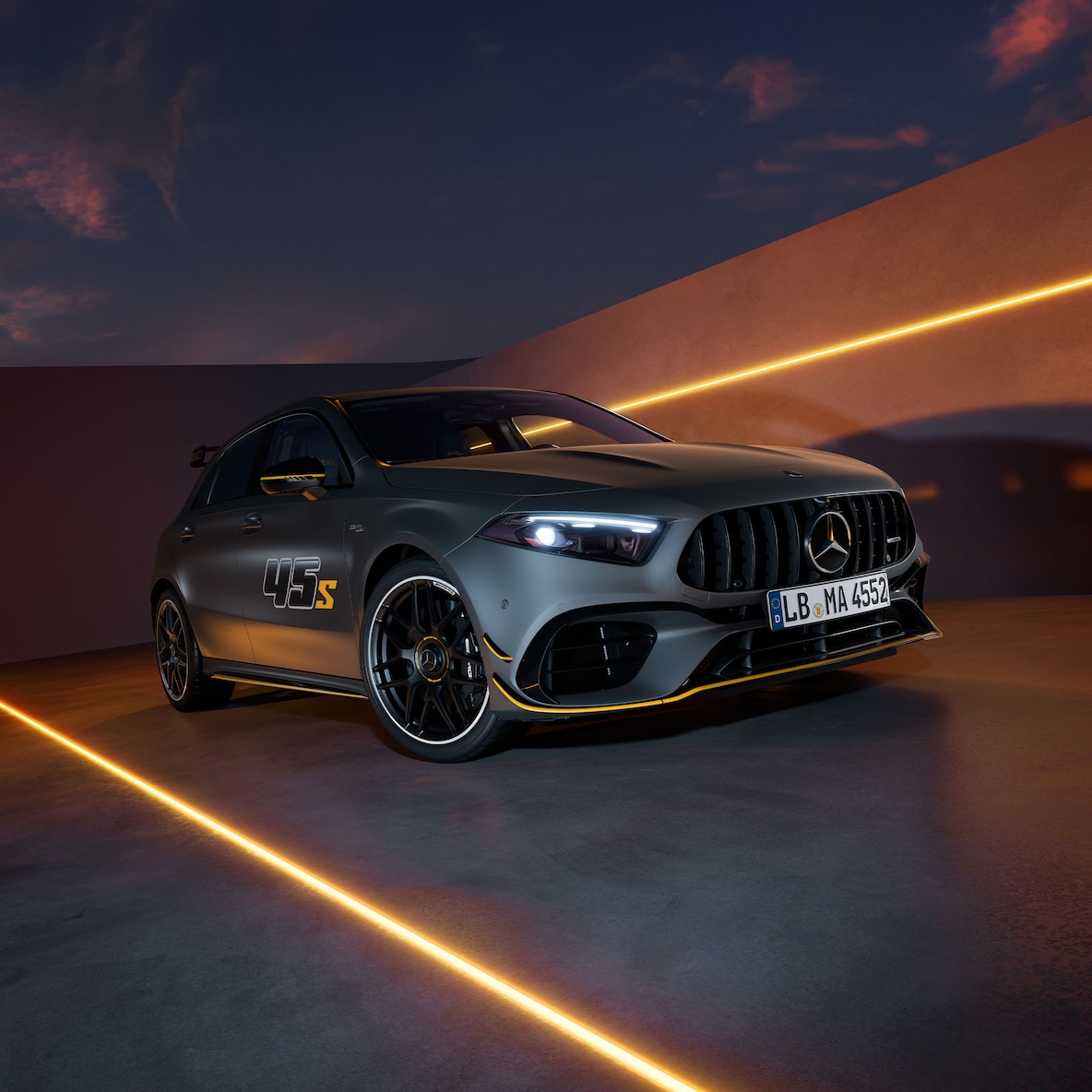 El Mercedes-AMG A 45 S 4MATIC+ Final Edition en gris montaña MANUFAKTUR MAGNO o negro noche.