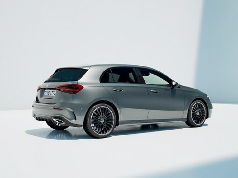 Escorzo trasero del Clase A Hatchback de Mercedes-Benz.
