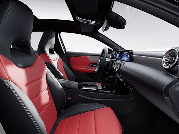 Interior del Clase A Hatchback de Mercedes-Benz con la línea AMG.
