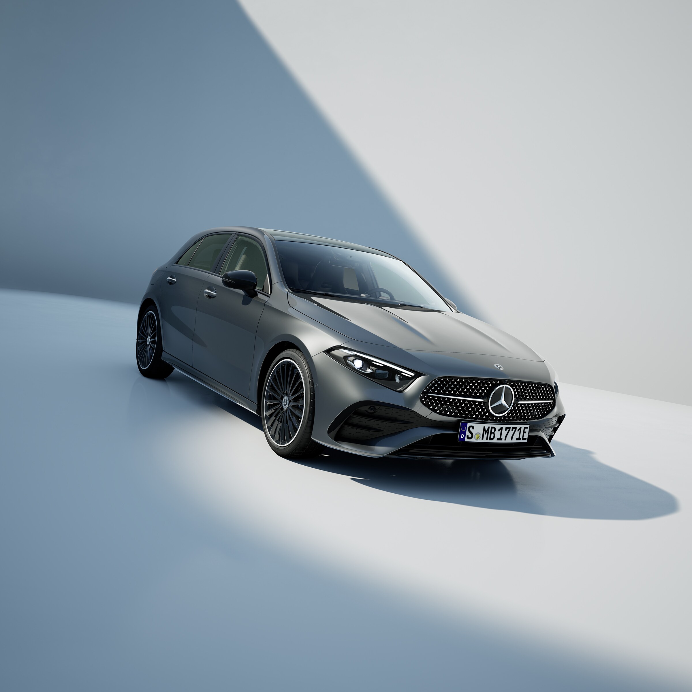 Visual lateral de un Clase A plateado de Mercedes-Benz