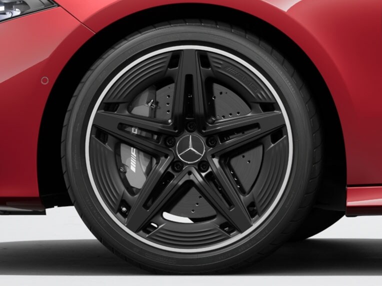 Una llanta de aleación ligera AMG de 5 radios dobles del Mercedes-AMG Clase A Berlina.