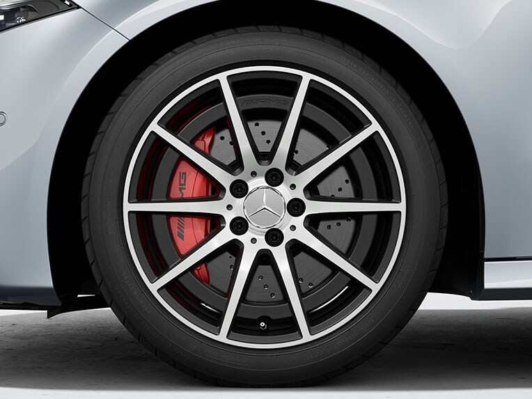 El exterior de Mercedes-AMG Clase A Berlina con pinzas de freno pintadas de color rojo.