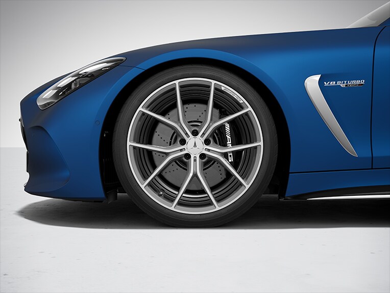 Las pinzas de freno pintadas en negro para el Mercedes-AMG GT Coupé.