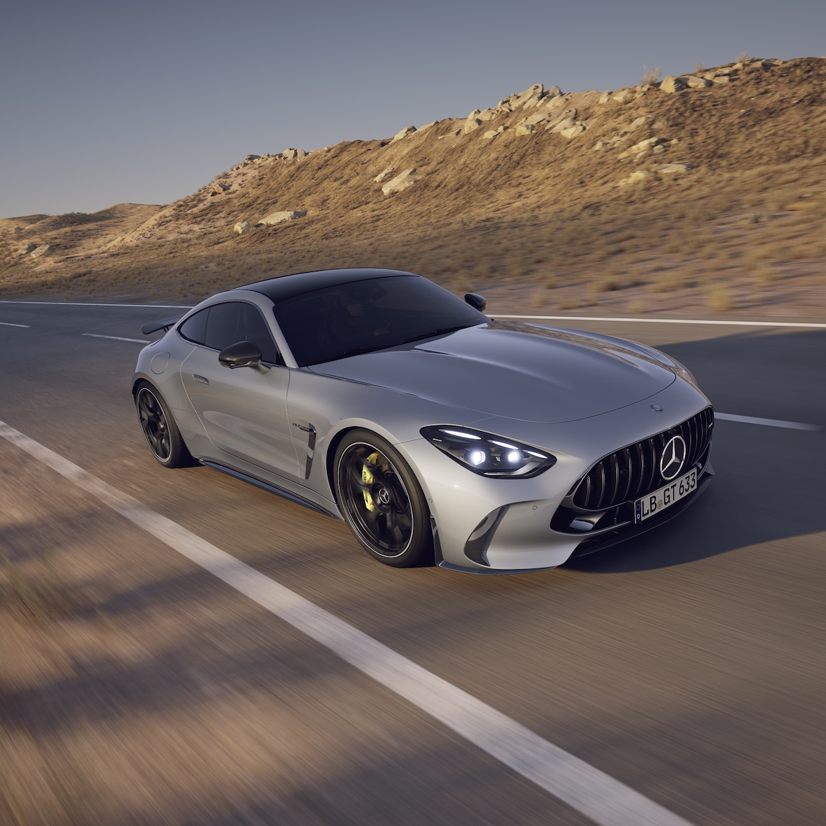 Vista lateral del exterior del Mercedes-AMG GT 63 Coupé.