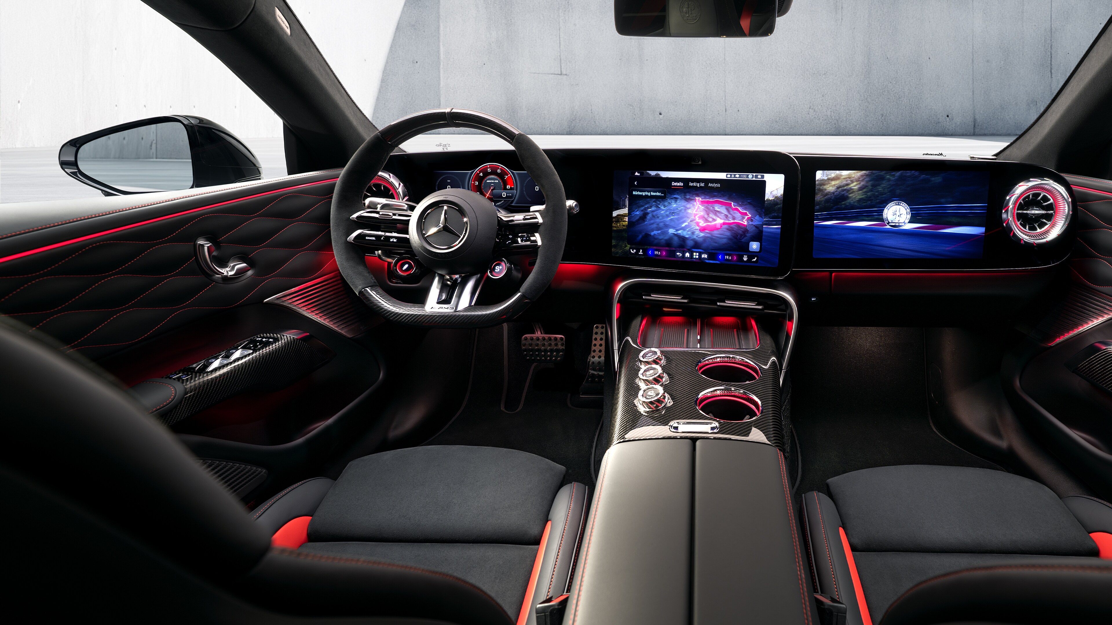 visual del interior del Mercedes-AMG GT 4 Puertas Coupé con tapicería en color negro y luves en rojo