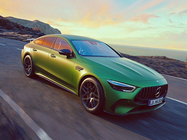 Vista frontal dinámica del Mercedes-AMG GT Coupé de 4 puertas.