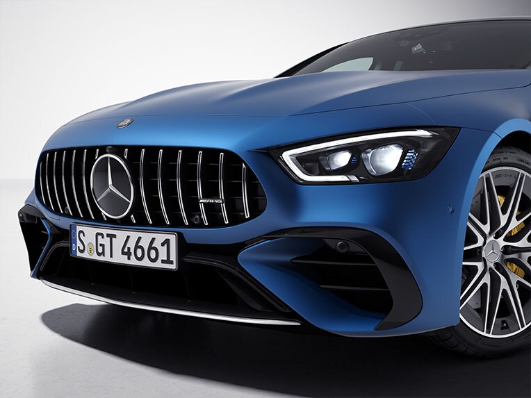 Vista lateral frontal del Mercedes-AMG GT Coupé de 4 puertas con paquete cromado exterior AMG.