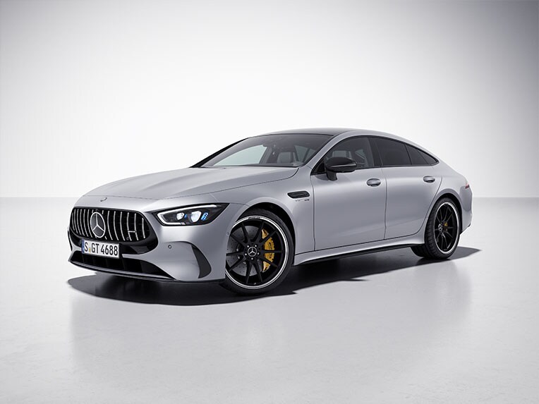 Un escorzo delantero del Mercedes-AMG GT Coupé de 4 puertas con paquete AMG Night Exterior.