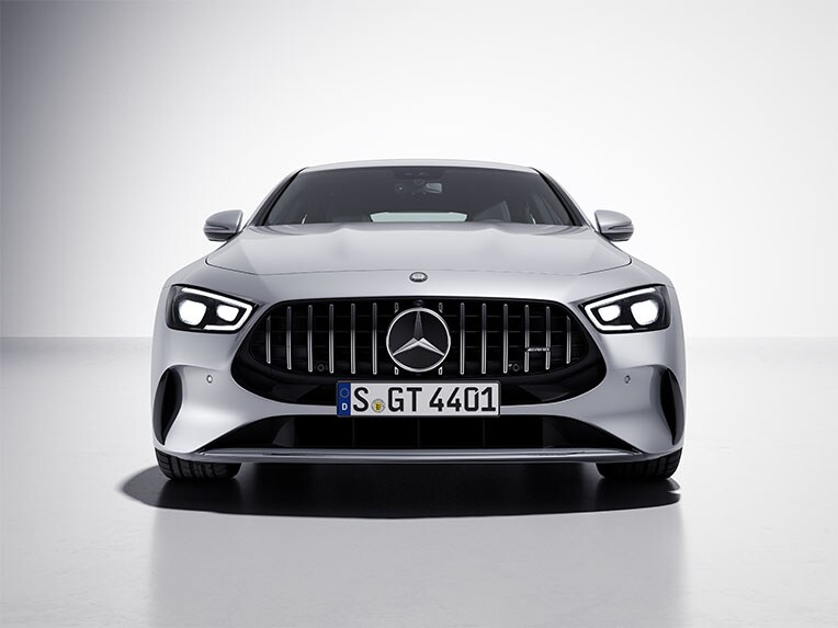 Escorzo frontal del Mercedes-AMG GT Coupé de 4 puertas con paquete estético V8 Exterior.