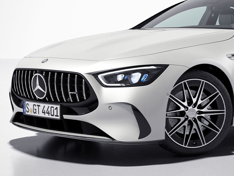 Vista lateral frontal del Mercedes-AMG GT Coupé de 4 puertas con paquete de fibra de carbono exterior AMG.
