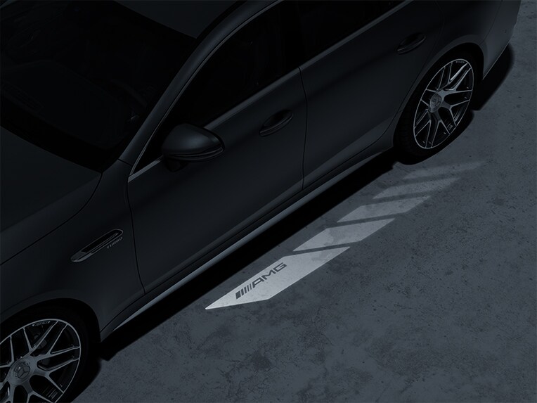 Proyección del logotipo con AMG Pattern del Mercedes-AMG GT Coupé de 4 puertas.