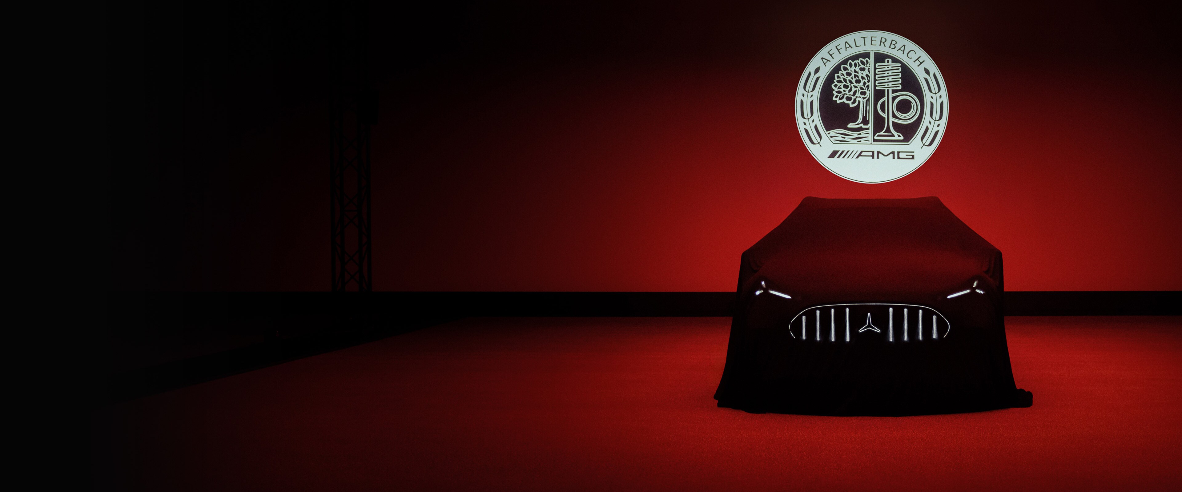visual frontal del nuevo Mercedes-AMG GT SUV cubierto por una manta