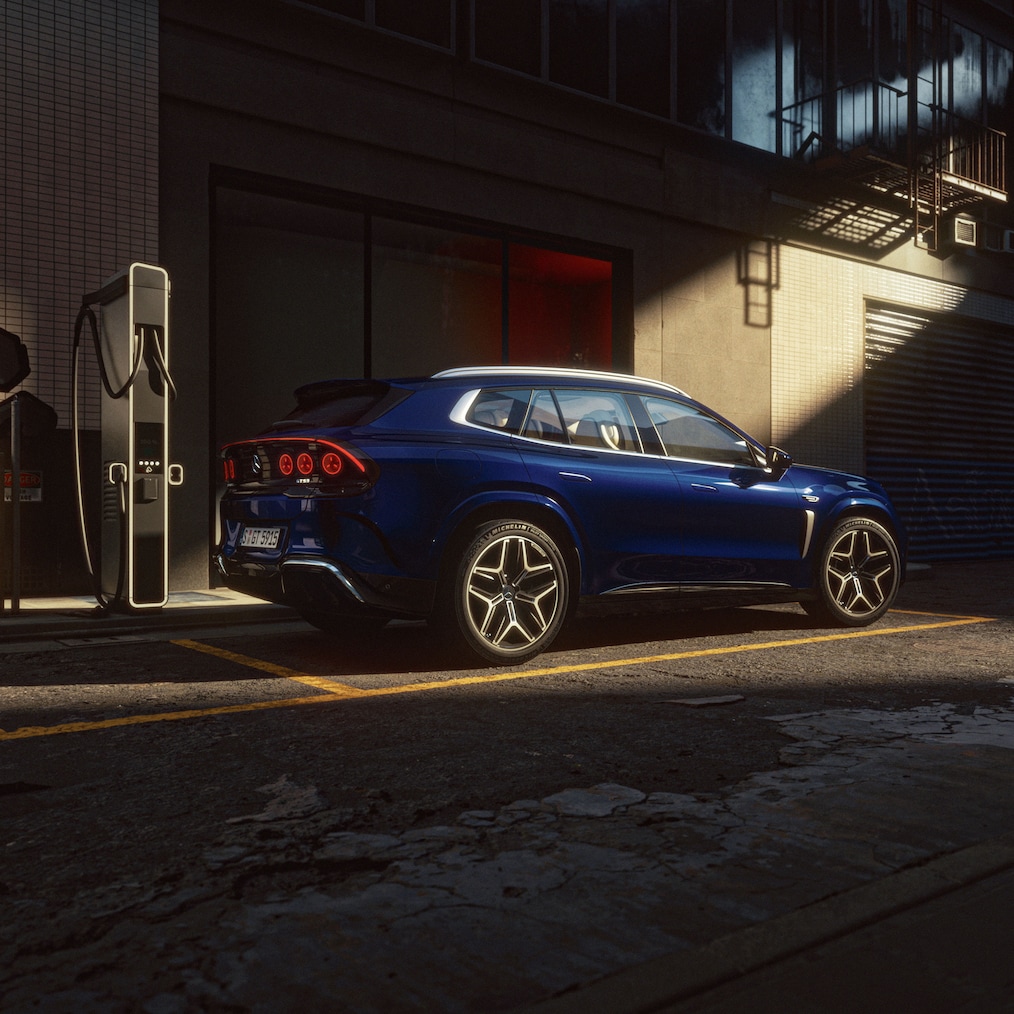 El Mercedes-AMG GT 53 en una estación de carga.